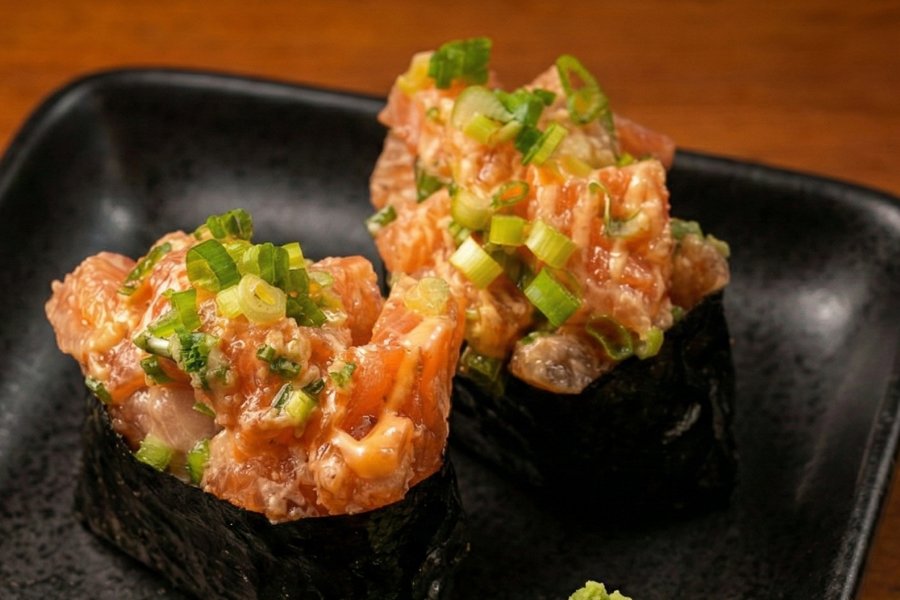 Salmon tartare gunkan